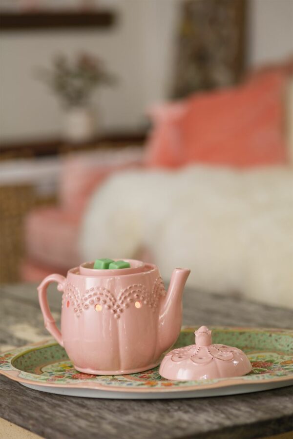 https://www.incandescentwaxmelts.com/wp-content/uploads/2015/12/R1-VintageTeapot-Styled2-FW2014-3-600x900.jpg