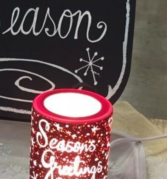 SCENTSY SEASON'S GREETINGS NIGHTLIGHT WARMER