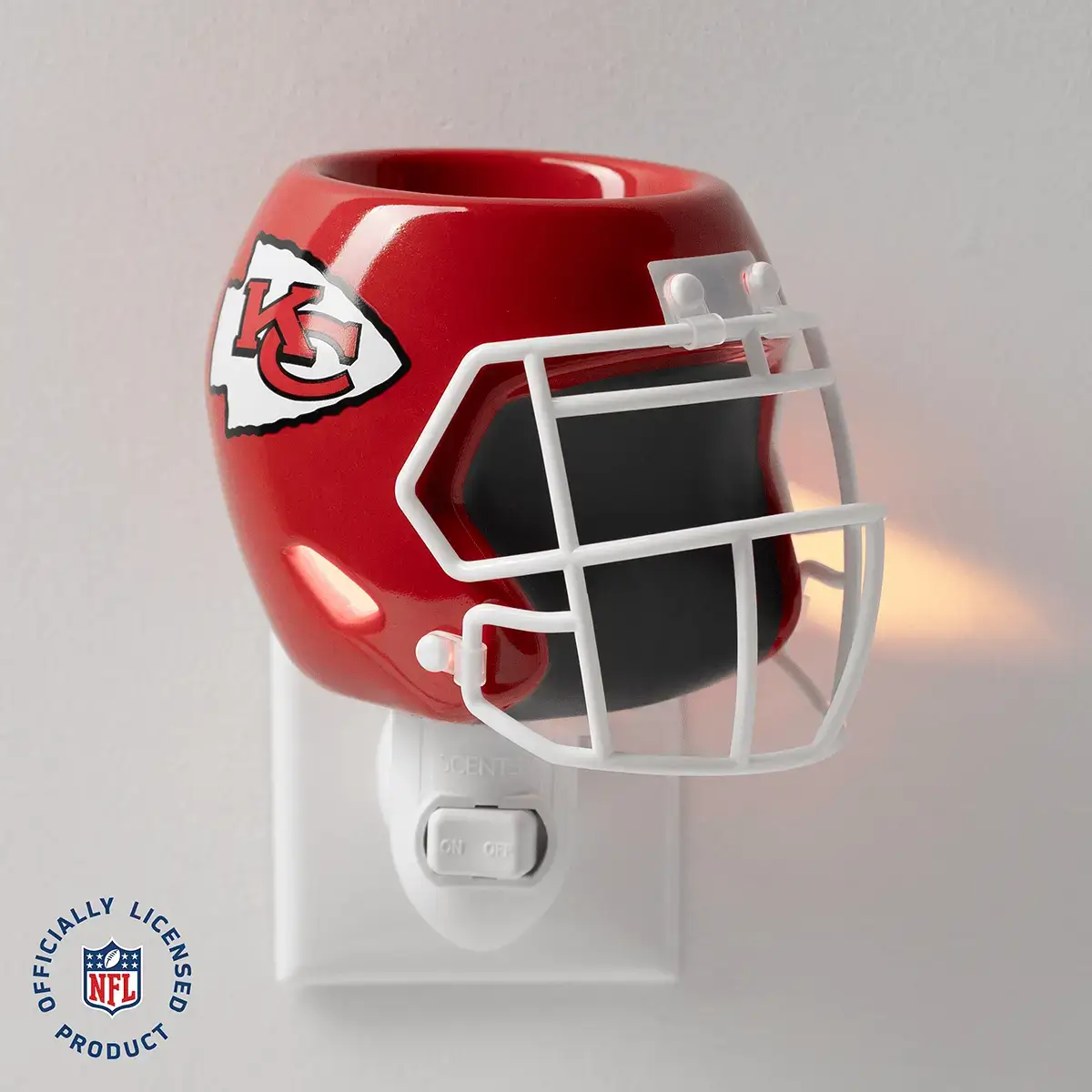 Homeminiwarmernflkansascitychiefspackshotglowmainr12026Pws_Highres NFL Kansas City Chiefs Helmet Mini Scentsy Warmer (2026)