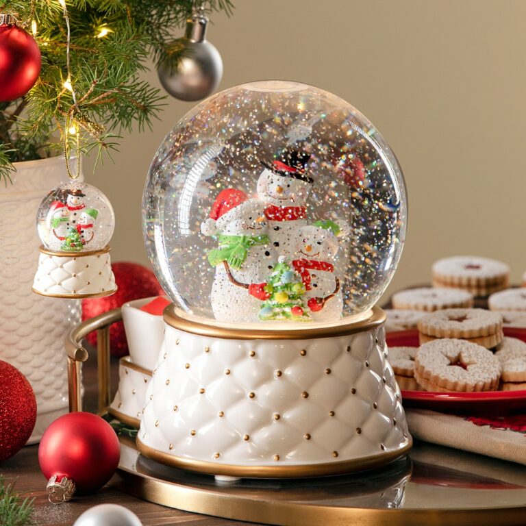 SCENTSY SNOW GLOBE LIMITED EDITION WARMER