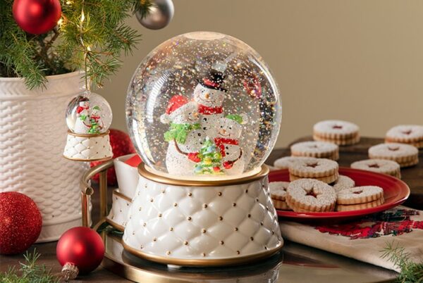 SCENTSY LIMITED EDITION SNOW GLOBE WARMER