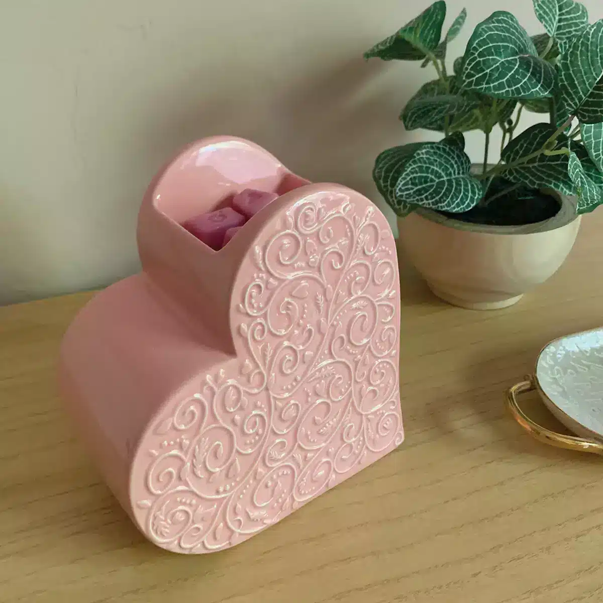 Scentsy January 2024 Warmer & Scent of the Month | Sweet Heart + Candy Orchard